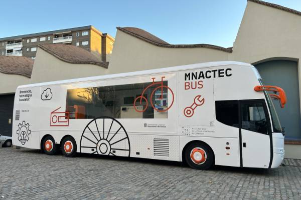 Vista del MNACTEC Bus des de fora